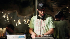 DJ Shiftee explains his Mostly Robot turntable and Traktor rig
