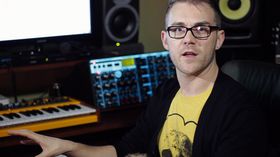 Video: Funkagenda making dubstep wobble bass in Massive