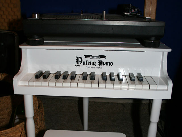 Toy piano