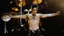 Prince smashes The Roots' guitarist's guitar onstage