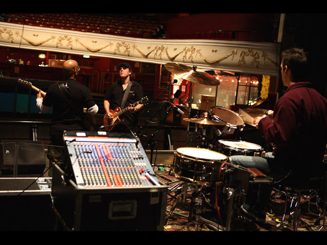 Joe soundchecking with bassist Carmine Rojas