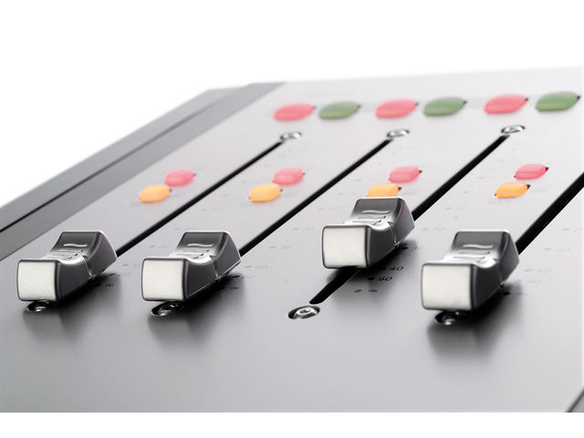 Faders are automatically assigned to banks of four tracks.