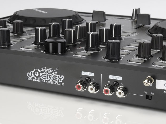 Reloop Digital Jockey 2 Interface Edition 2 This version of the Digital Jockey 2 benefits from audio I/O.