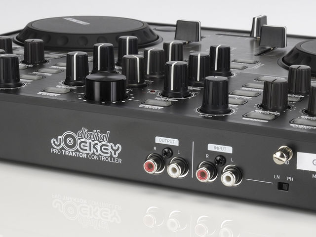 Reloop Digital Jockey 2 Interface Edition 2 This version of the Digital Jockey 2 benefits from audio I/O.