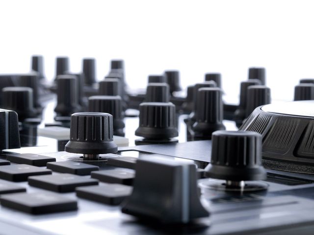 Native Instruments Traktor Kontrol S4 All of the functions of the S4 are clearly labelled and easily accessible.