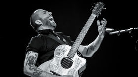 Jon Gomm showcases Trace Acoustic