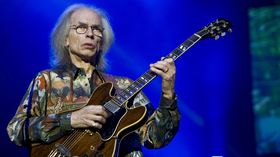 Steve Howe talks touring with Yes