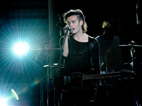 The 1975 talk Mustangs and massive songs