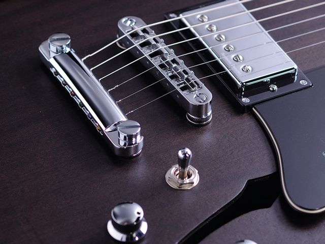 The Tone Pros hardware reflects the overall quality of the Mayfield range.