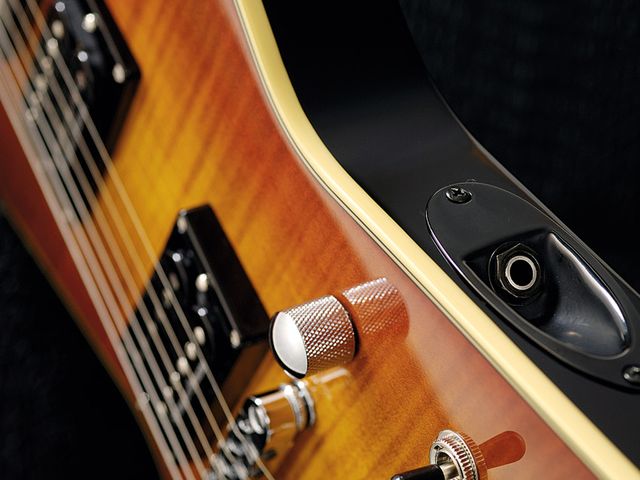 Lag S1000PC-HOS Phil Campbell Signature The jack socket's location prevents things getting in the way when you're playing sitting down.