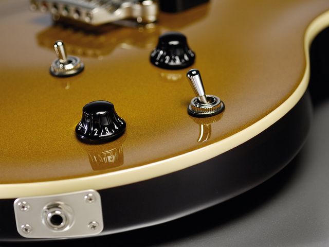 Vox SSC-33 The gold top of the SSC-33 adds to the classic LP-style vibe.