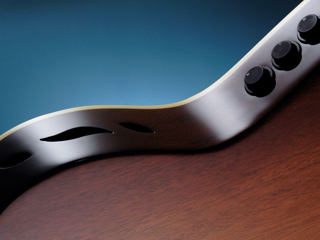DRL Thinline CT09 This subtle trio of controls replaces the more usual preamp panel.