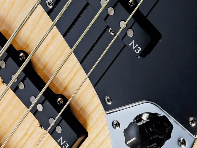 As with the other new models in Fender's Deluxe range this Jazz Bass comes complete with N3 noiseless pickups.