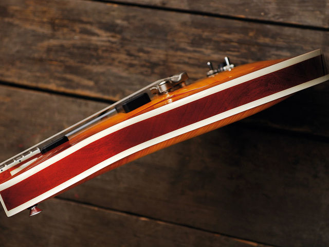 Vox VH-HDC77 The 3-D contouring improves the guitar's playing comfort.