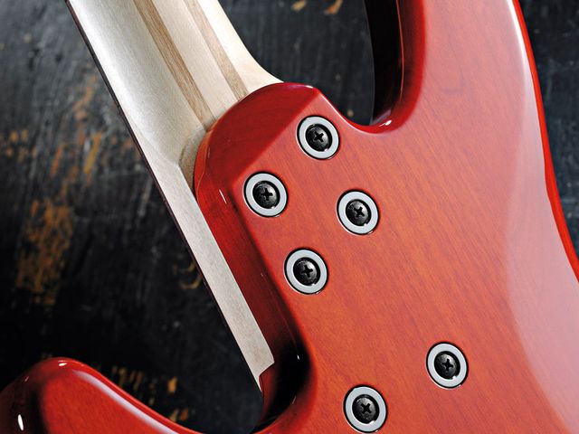 Yamaha TRB 1004J A five-piece neck secured with six recessed bolts- no stability issues here.