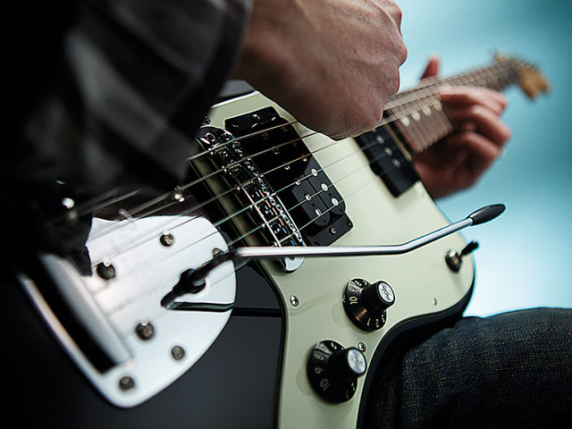 Blacktop Jazzmaster HS The Jazzmaster retains its usual vibrato and neck single-coil.