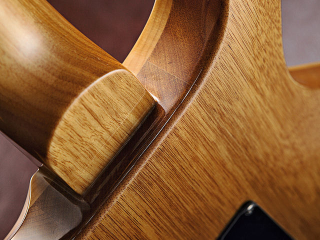 PRS SE Santana The SE Santana has the usual trademark cutaway to make dusty end access easy,