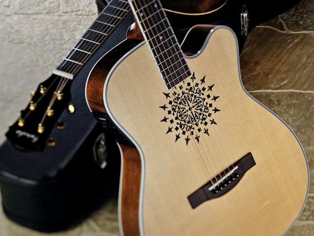 SF-55CE Sandi Thom The SF-55CE is a particularly striking guitar.