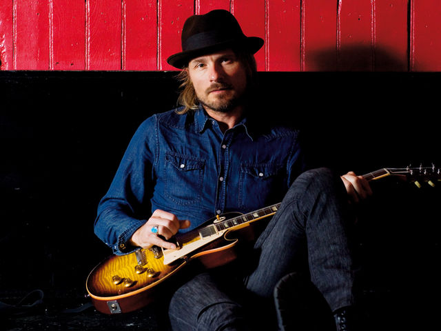 Nalle Colt, Vintage Trouble Nalle's main guitar is a tobacco sunburst 2005 VOS Gibson Les Paul.