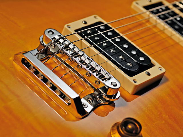 Knaggs Kenai 3 The Kenai boasts a pair of Duncan '59 pickups.