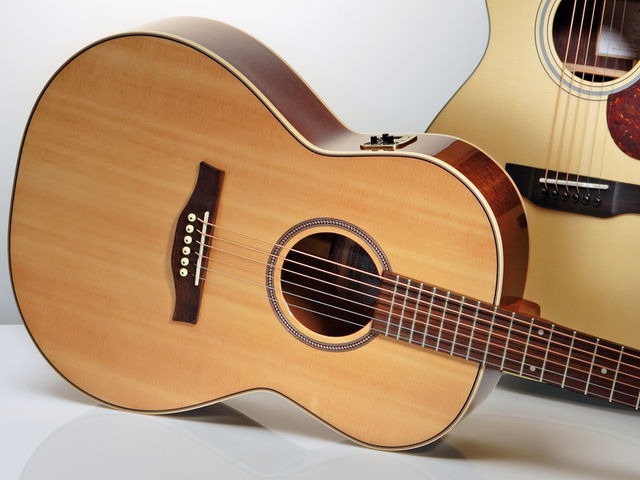 Seagull Maritime SWS Folk HG QI The Seagull boasts mahogany back and sides, with a solid spruce top.