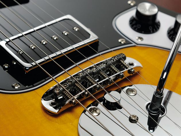 Aria Retro-1532 The Retro-1532's bridge is very similar to that of a Fender Jaguar.