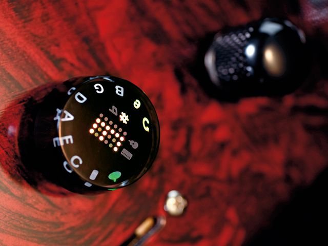 Rotate the Gear Shift knob and watch the Robot tuners do their thing. Pulling it up also turns the guitar on, which took us an embarrassingly long time to figure out…
