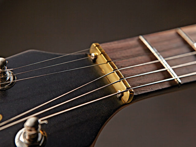 The GS2 60 uses an unusual height-adjustable brass nut.