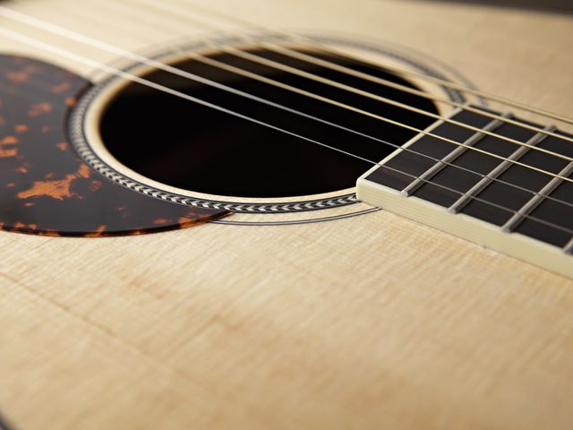 Larrivee 000-3R Ltd The oversized soundhole helps this little picker pack a big punch.