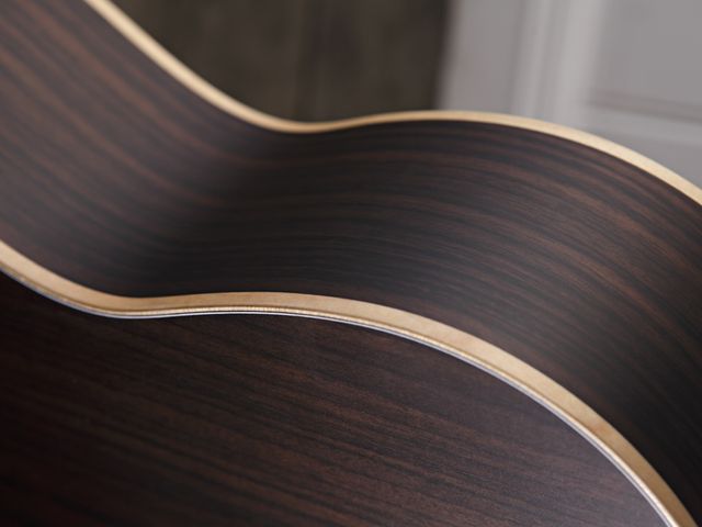 Larrivee 000-3R Ltd Binding and trim on the guitar is simply and elegantly executed.