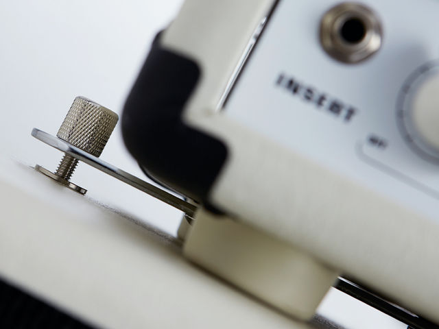 EVH 5150-III 50W The head can be secured to the cab so you can tilt the whole thing back.