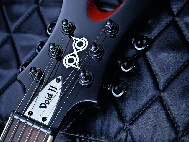 Unique styling right down to the outlined tuning key buttons.
