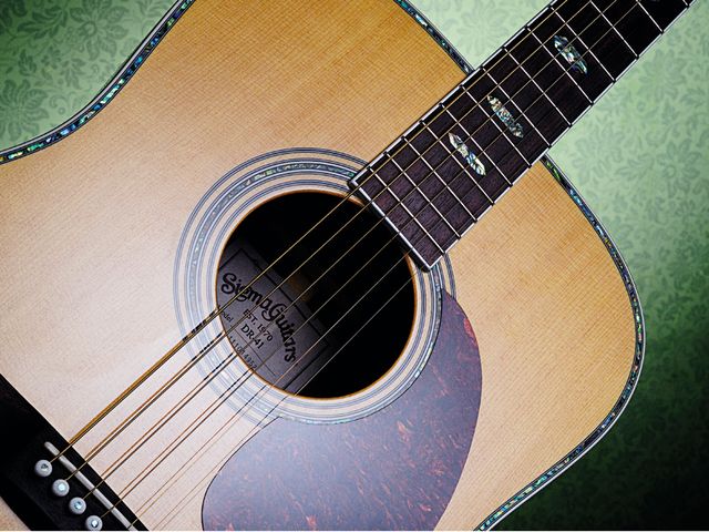 Sigma DR-41 A tortoiseshell pickguard ensures the DR-41 makes an immediate visual impact…