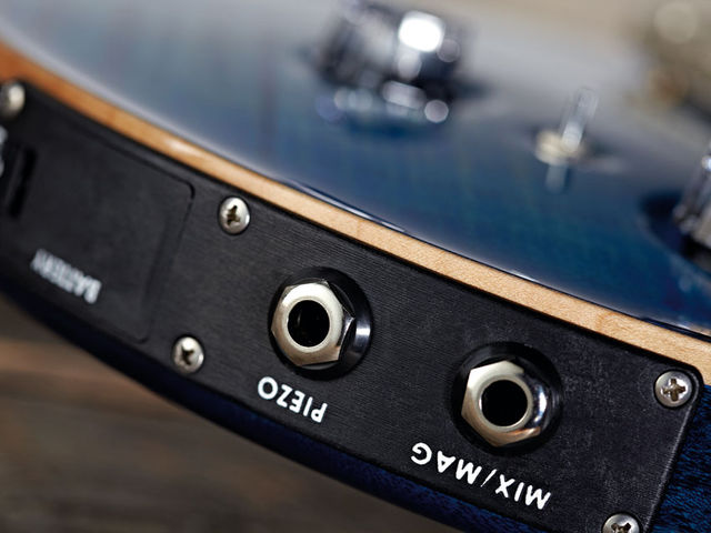 PRS P22 (outputs) Plugging another mono lead into the piezo output means you can send each signal to separate amps