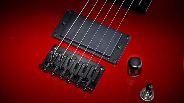 Peavey AT-200 (bridge) All the hardware is black-plated, including the six-saddle through-strung bridge