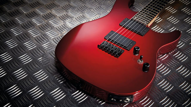 Peavey AT-200 (body) The basswood body has a small edge radius, ribcage and forearm contours and a very credible gloss finish