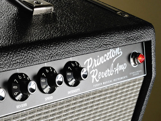Fender '65 Princeton Reverb Reissue Six classic skirted control knobs adorn the iconic black panel