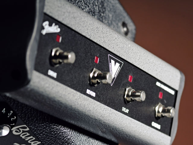 The onboard effects can be controlled from a footswitch
