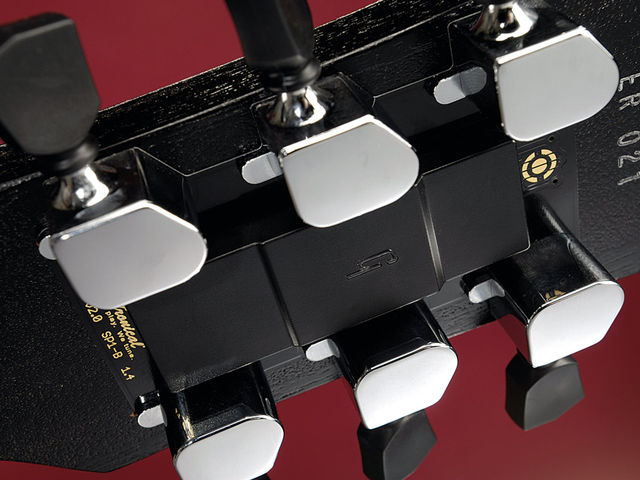 Gibson Dark Fire The automatic tuners are driven by servo motors