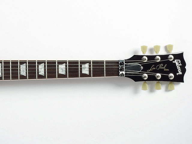 Gibson Les Paul Axcess Standard The neck profile is wide and thin rather than 'meaty and clubby'
