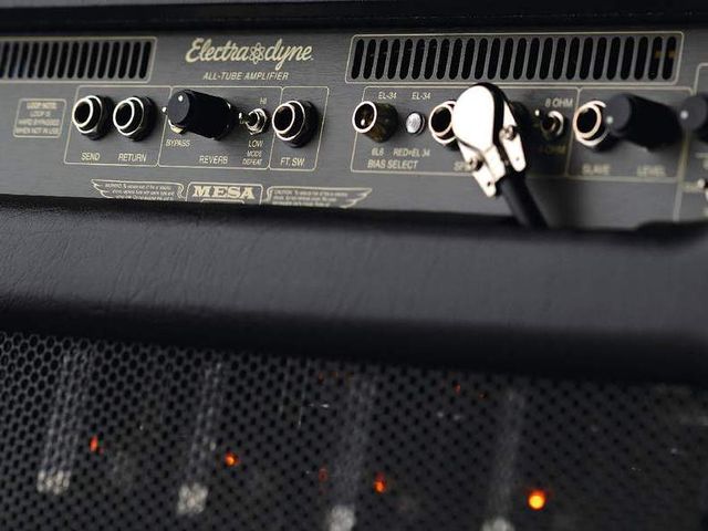 The spring reverb can be hard bypassed