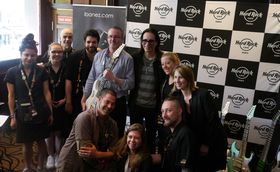 Steve Vai offre l'une de ses guitares au Hard Rock Café Paris