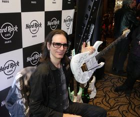 Steve Vai offre l'une de ses guitares au Hard Rock Café Paris