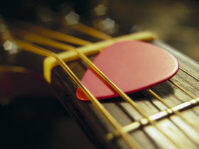 Playing acoustic guitar: plectrum technique