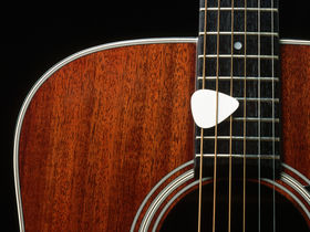 Playing acoustic guitar: plectrum technique