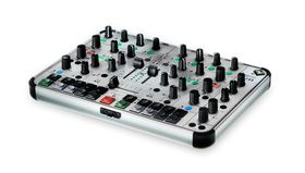 Faderfox dévoile le DJ44, un 'contrôleur de tournée' pour Traktor