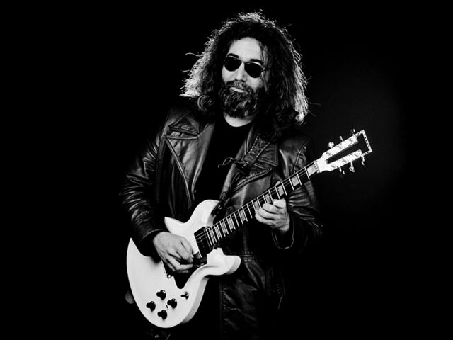 Travis Bean 1947-2011 Jerry Garcia of The Grateful Dead with a Travis Bean TB1000A Artist electric guitar in 1981