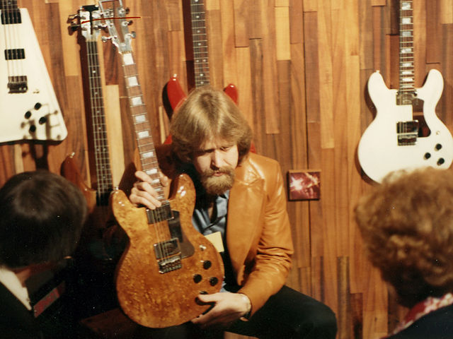 Travis Bean 1947-2011 Travis Bean at NAMM in 1977. The picture was taken by Rick 'Obe' Oblinger, former Travis Bean employee (neck technician) who passed away in 2008