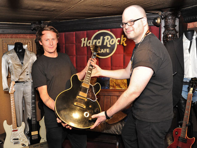 UK singer/songwriter Ben Howard donating one of his old guitars