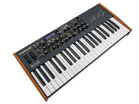 Dave Smith introduces Mopho x4 analogue synthesizer